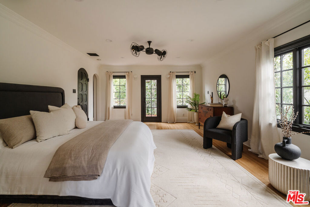 1929 N Hobart Boulevard