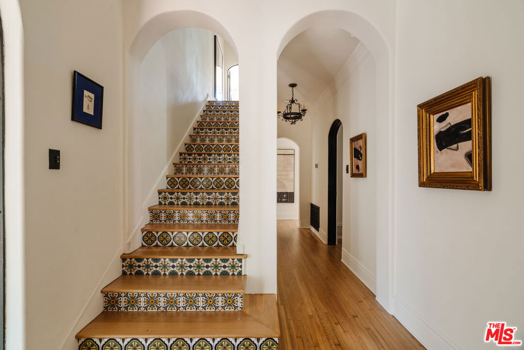 1929 N Hobart Boulevard