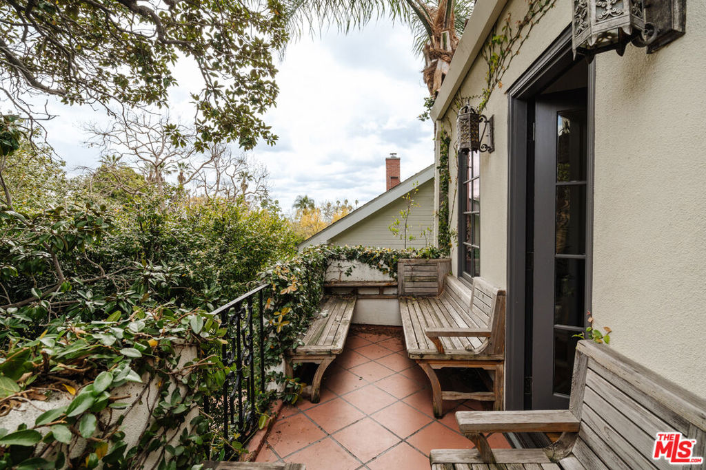 1929 N Hobart Boulevard