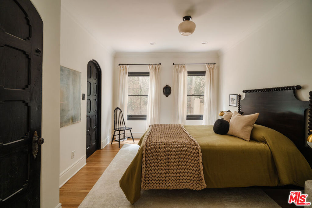 1929 N Hobart Boulevard