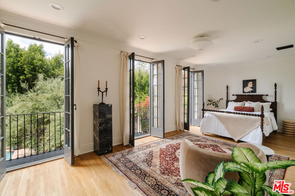 1929 N Hobart Boulevard