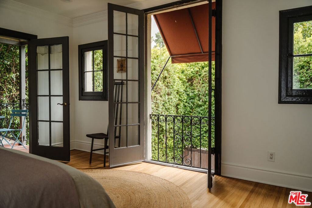 1929 N Hobart Boulevard