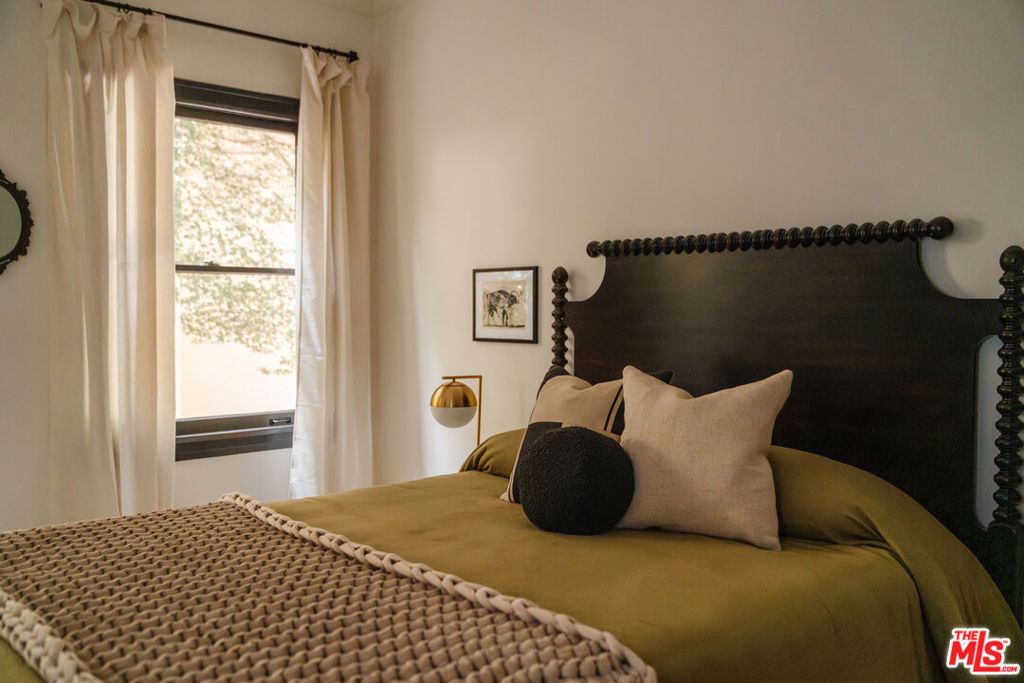 1929 N Hobart Boulevard