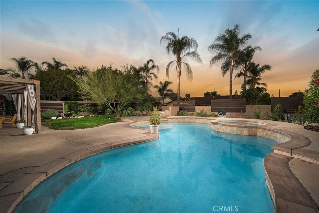 1470 N Pinebrook Avenue