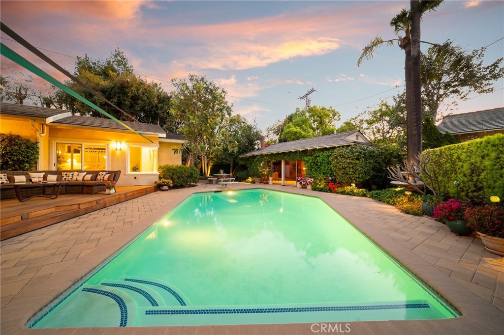 1221 N Cambridge Avenue