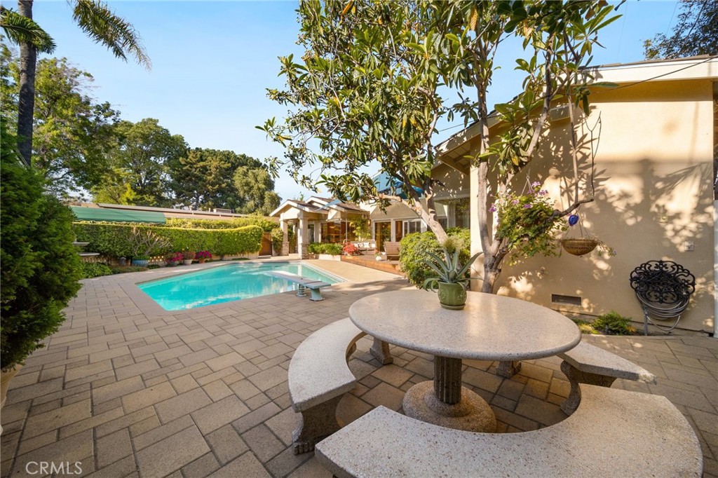 1221 N Cambridge Avenue