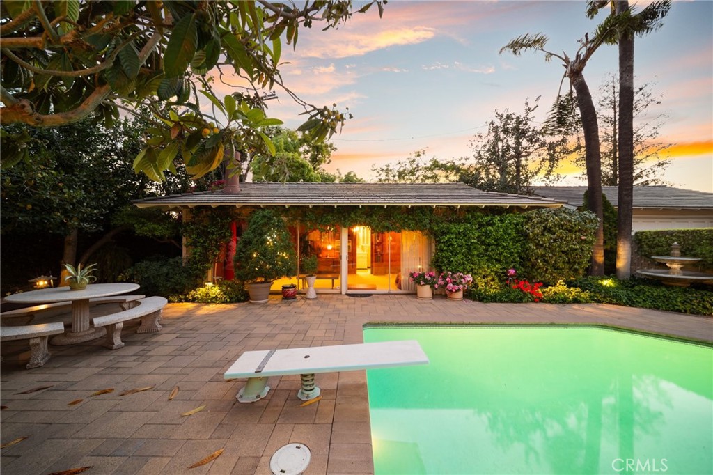 1221 N Cambridge Avenue