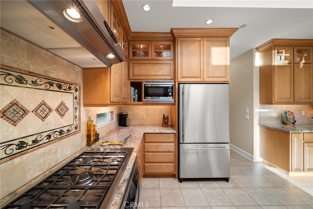 1221 N Cambridge Avenue