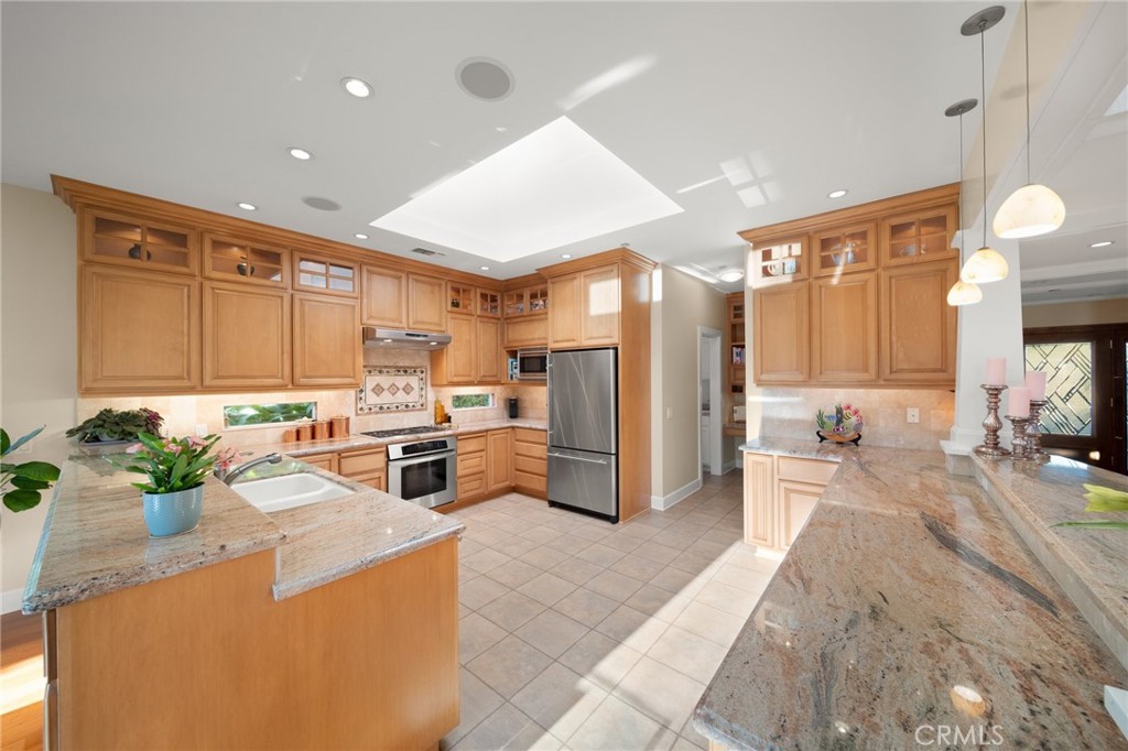 1221 N Cambridge Avenue