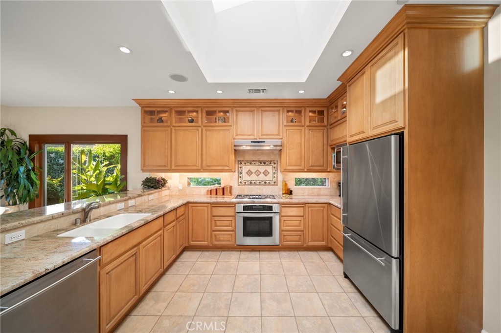 1221 N Cambridge Avenue