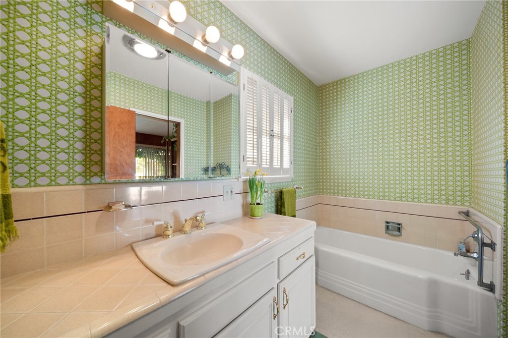 1221 N Cambridge Avenue