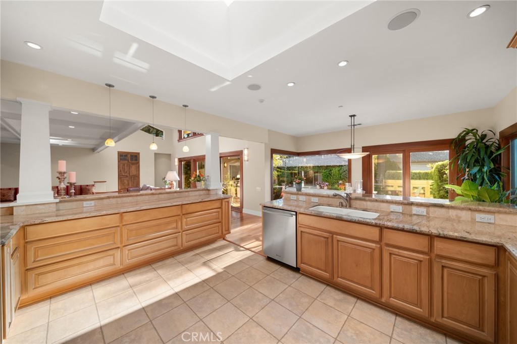 1221 N Cambridge Avenue