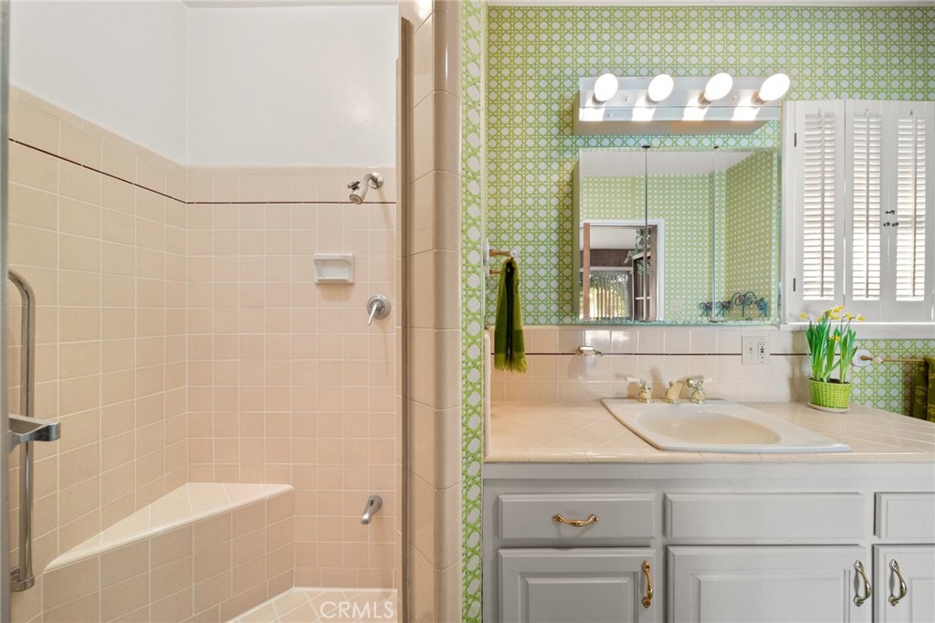 1221 N Cambridge Avenue