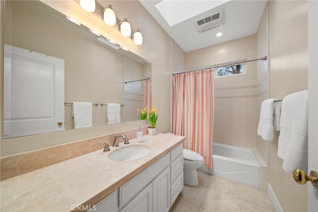 1221 N Cambridge Avenue