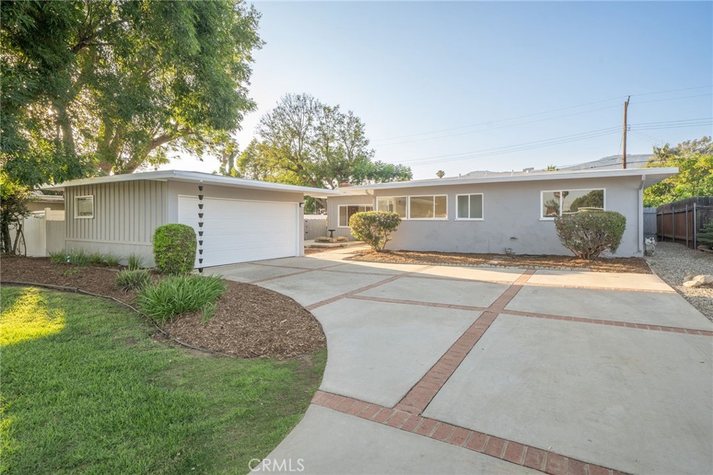817 W Hollyvale Street