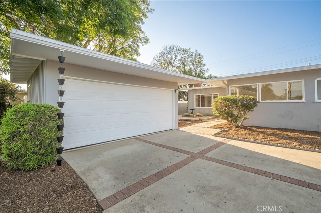 817 W Hollyvale Street