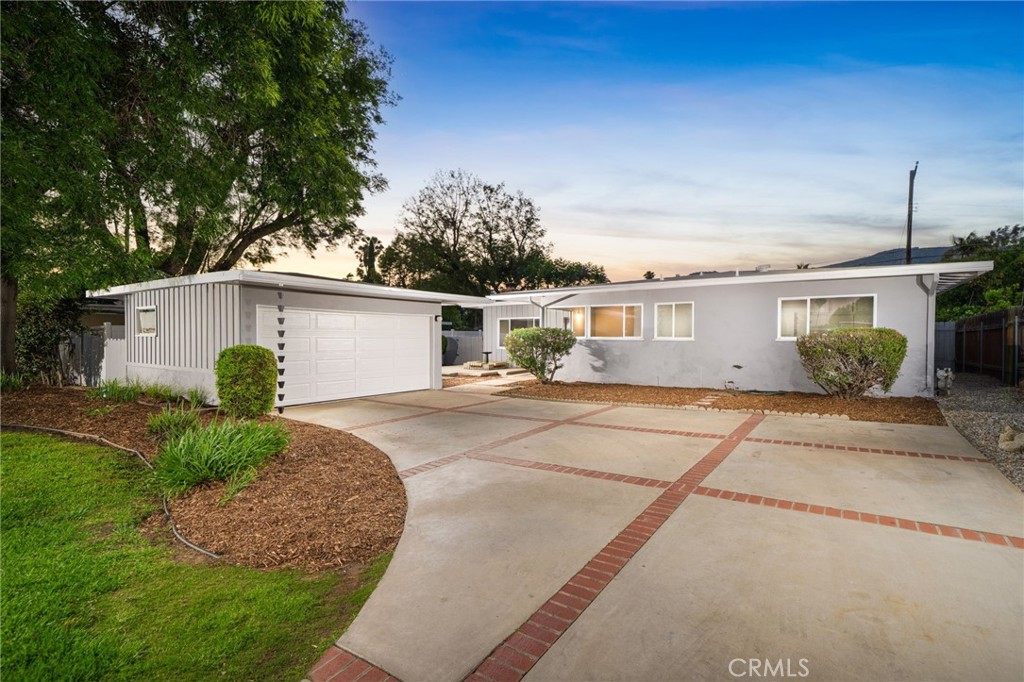 817 W Hollyvale Street