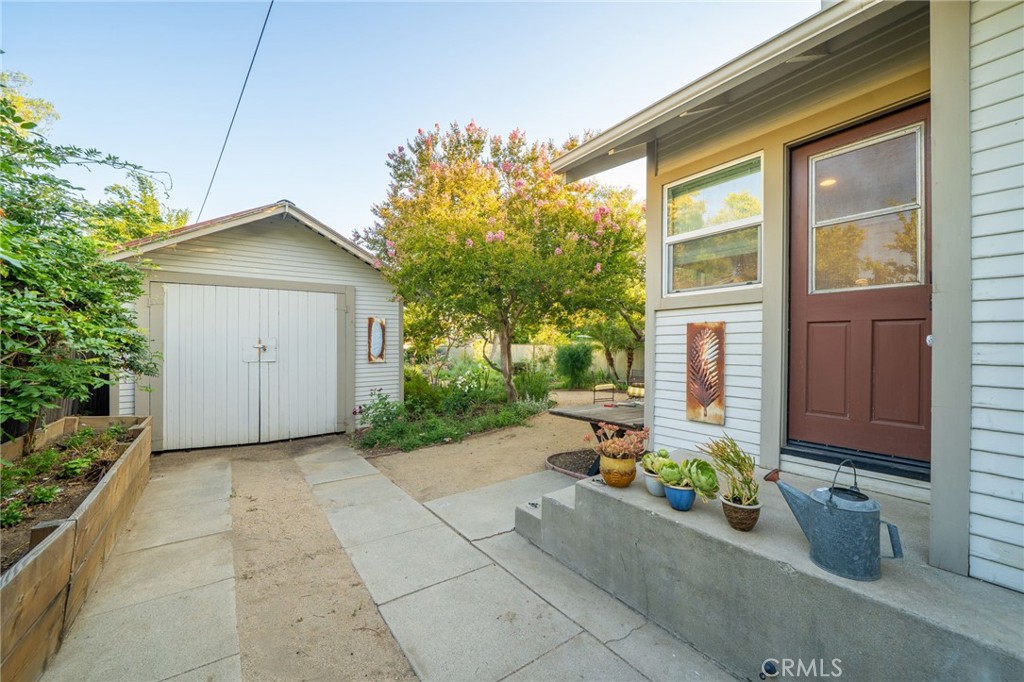 330 W 6th Street