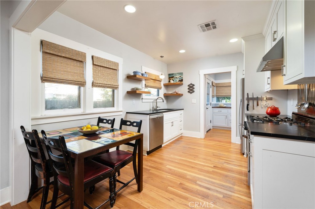 330 W 6th Street