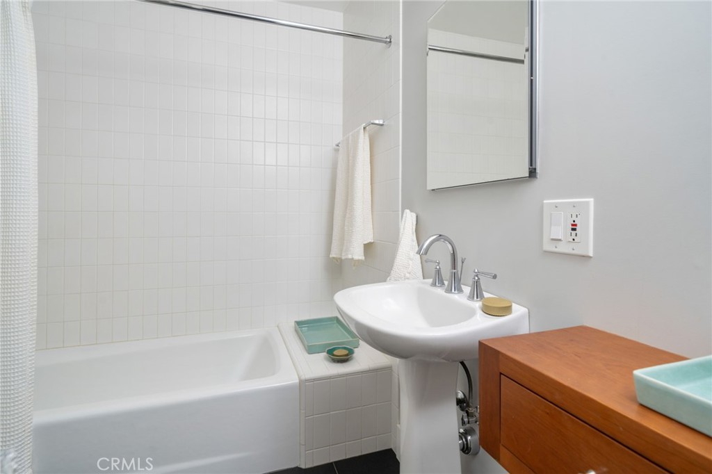 330 W 6th Street
