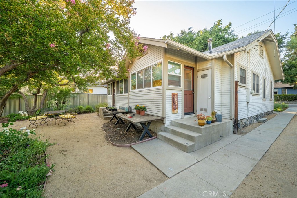 330 W 6th Street
