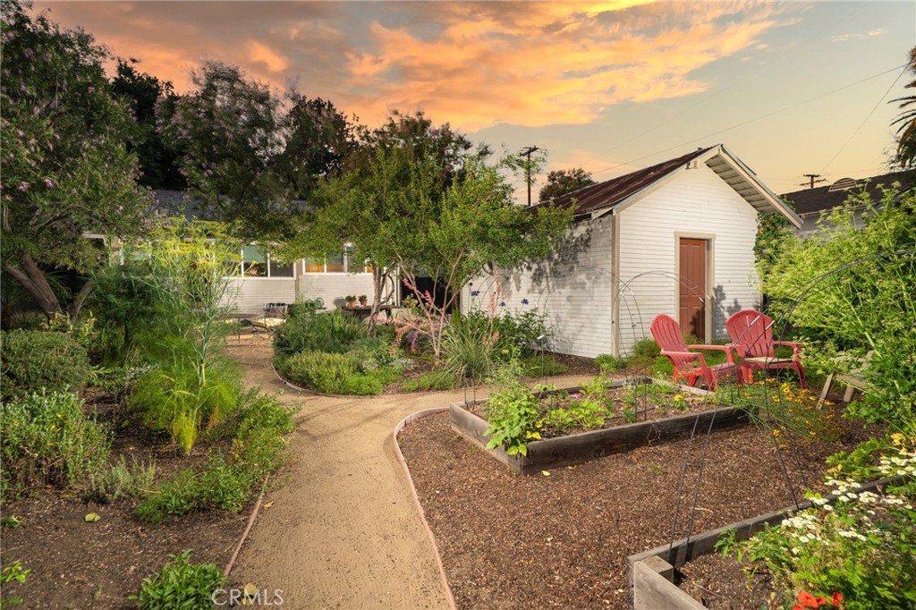 330 W 6th Street