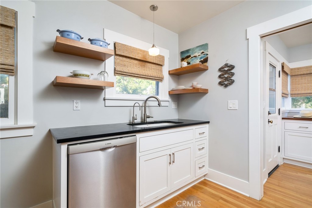 330 W 6th Street