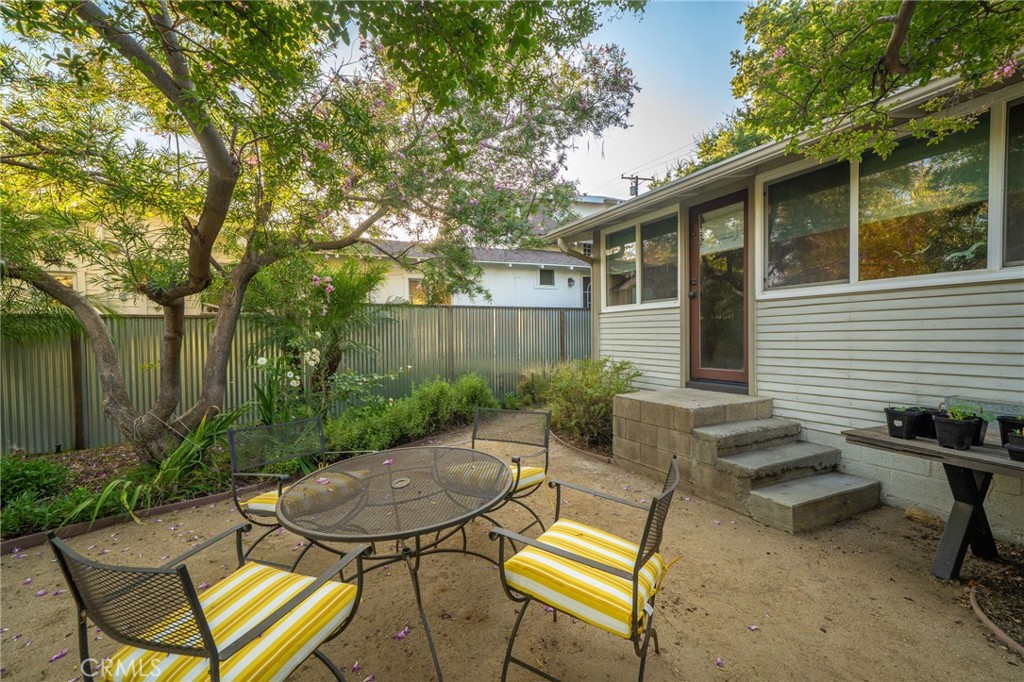 330 W 6th Street