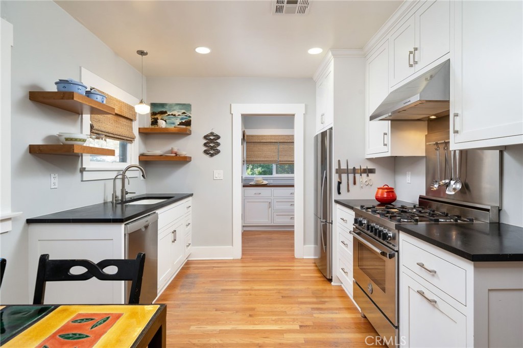 330 W 6th Street