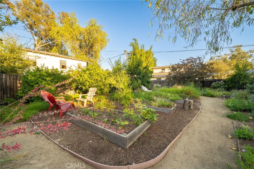 330 W 6th Street
