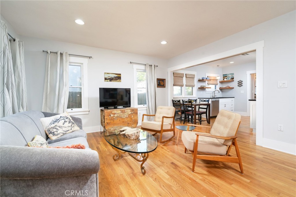 330 W 6th Street