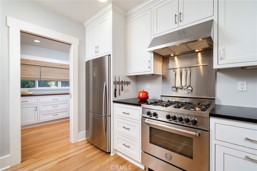 330 W 6th Street