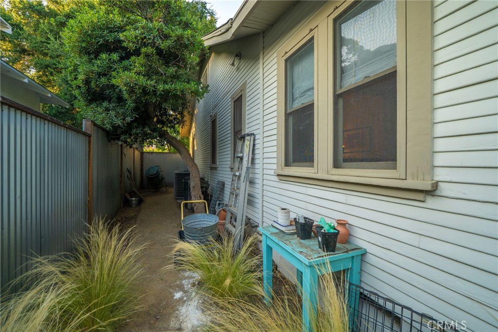 330 W 6th Street