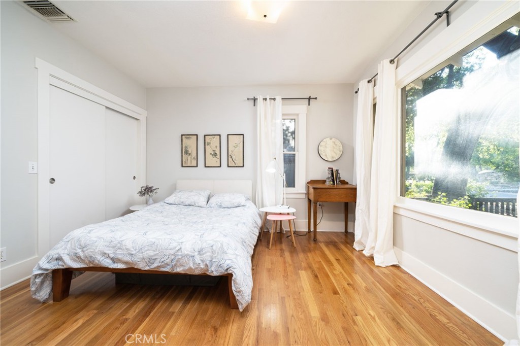 330 W 6th Street