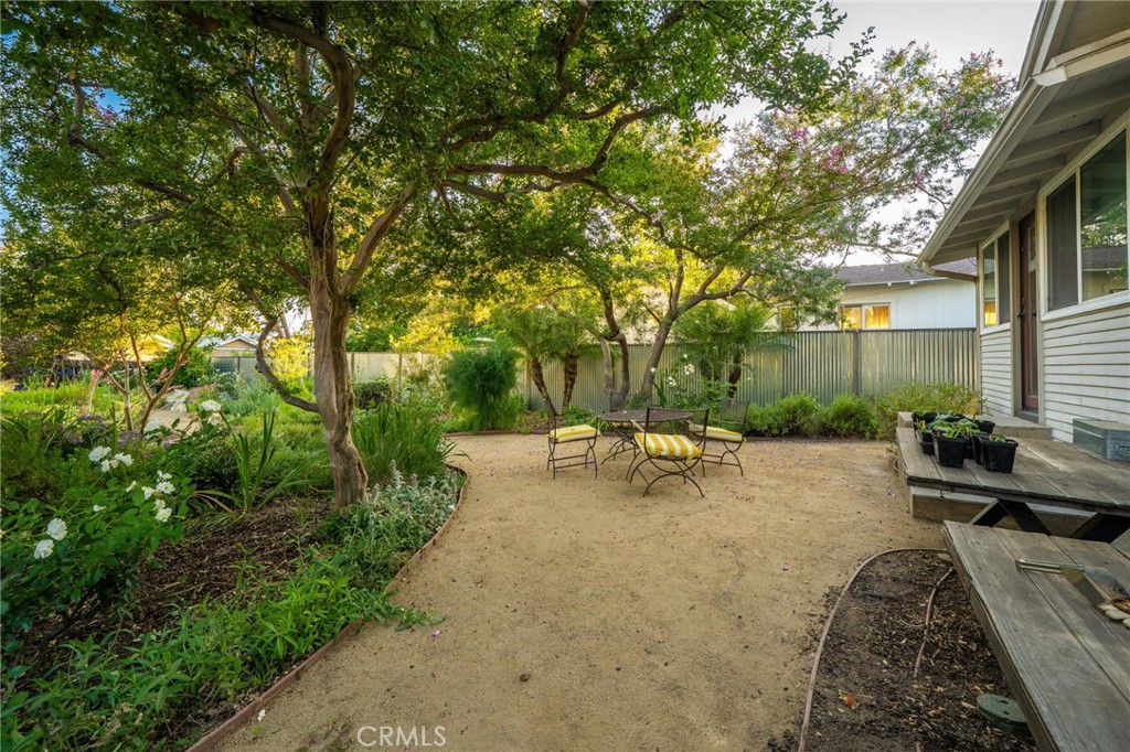 330 W 6th Street