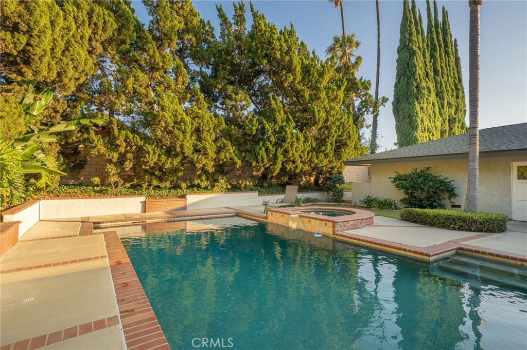 2409 Crescent View Drive