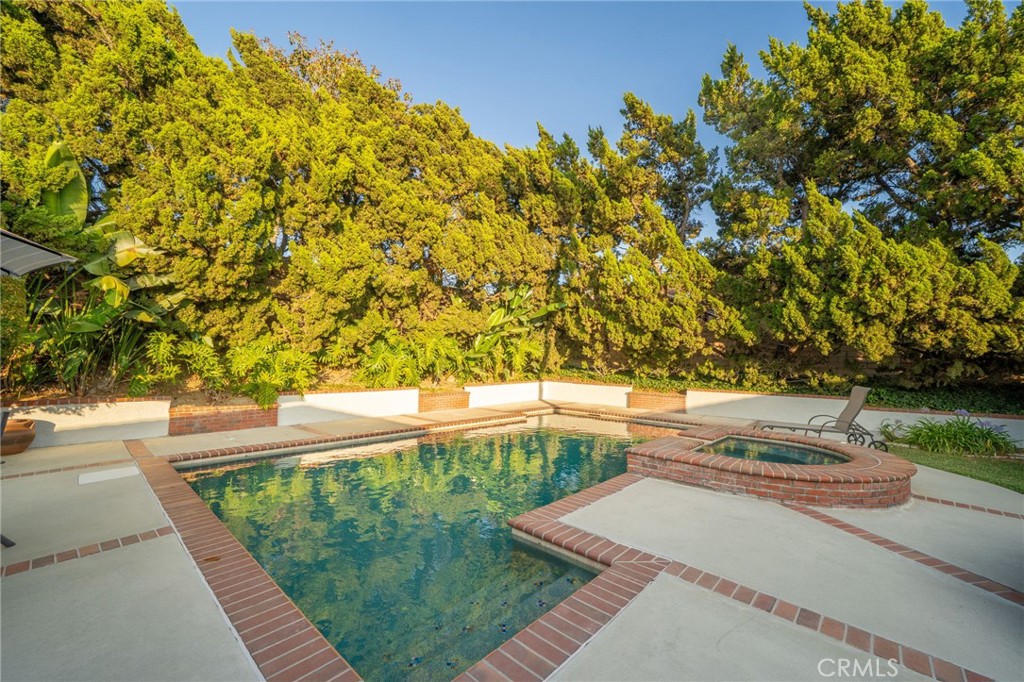 2409 Crescent View Drive