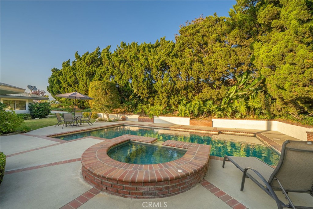 2409 Crescent View Drive