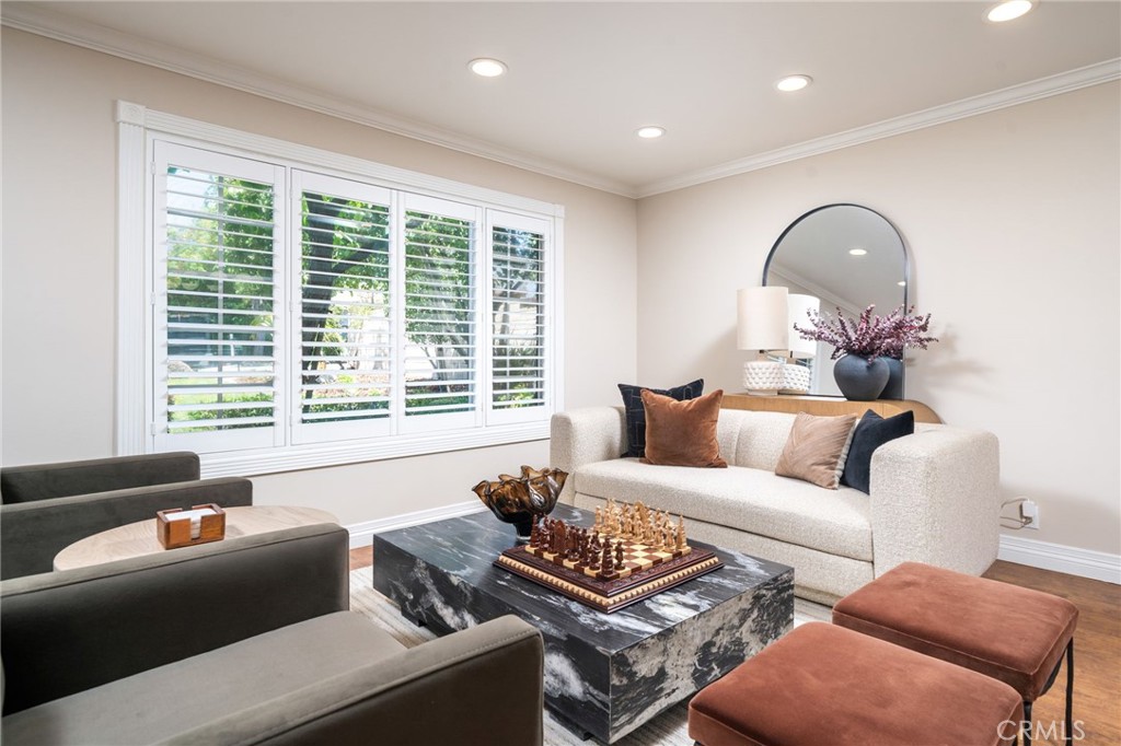 280 E Miramar