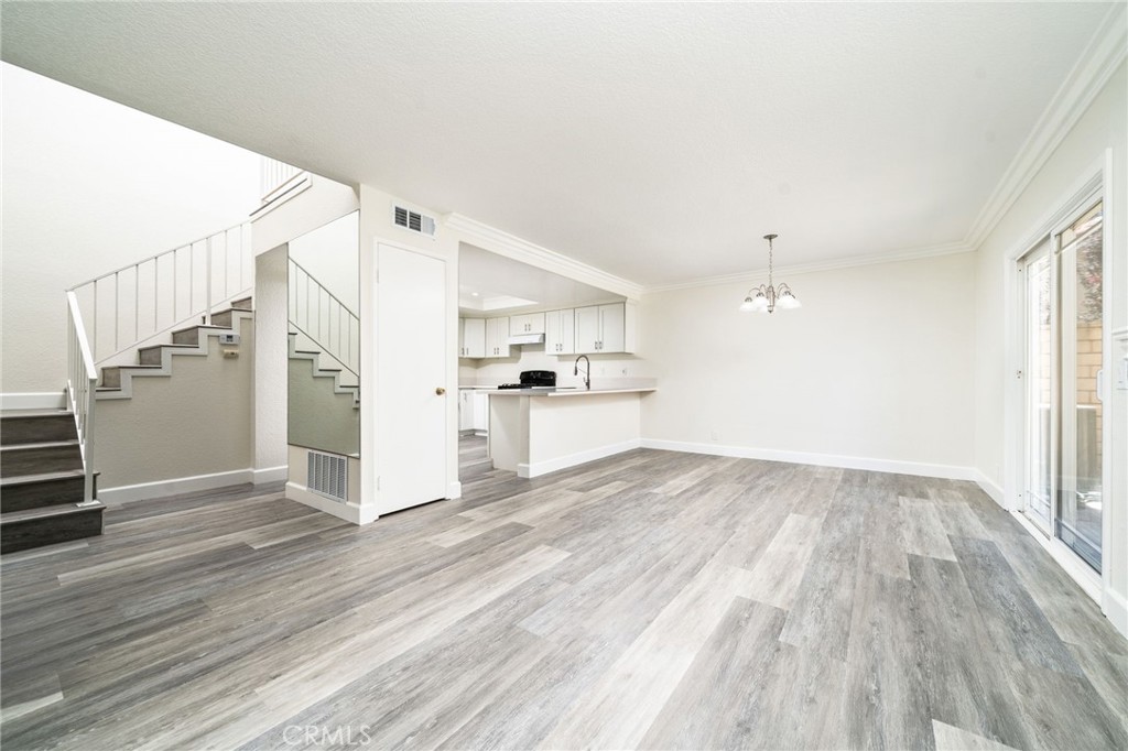 6864 Woodcrest