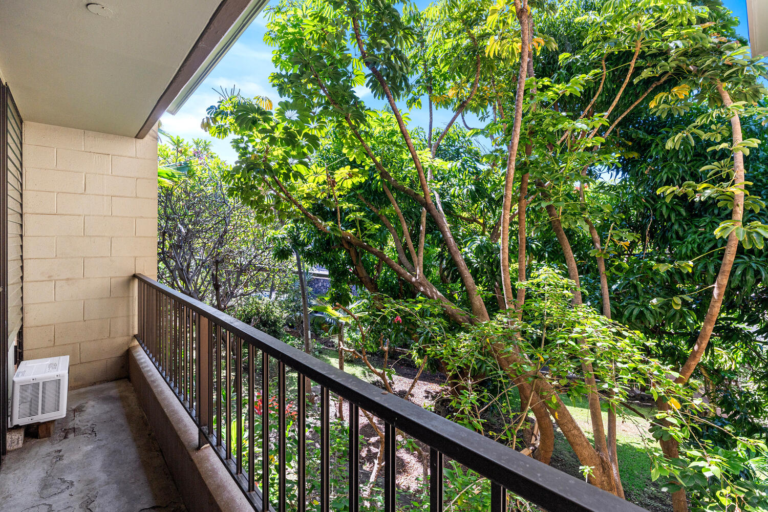 75-5681 KUAKINI HWY 215