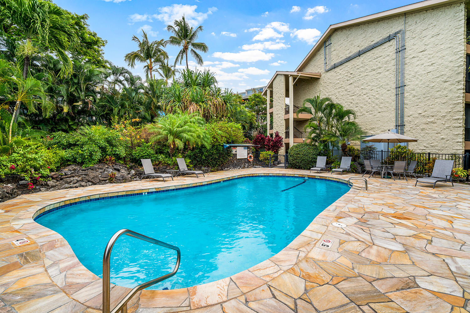 75-5681 KUAKINI HWY 215