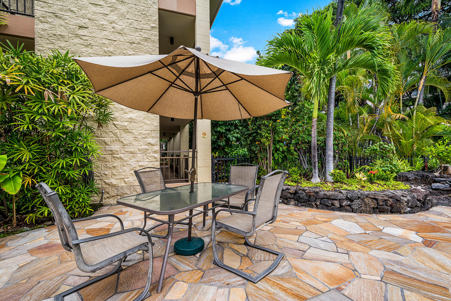 75-5681 KUAKINI HWY 215