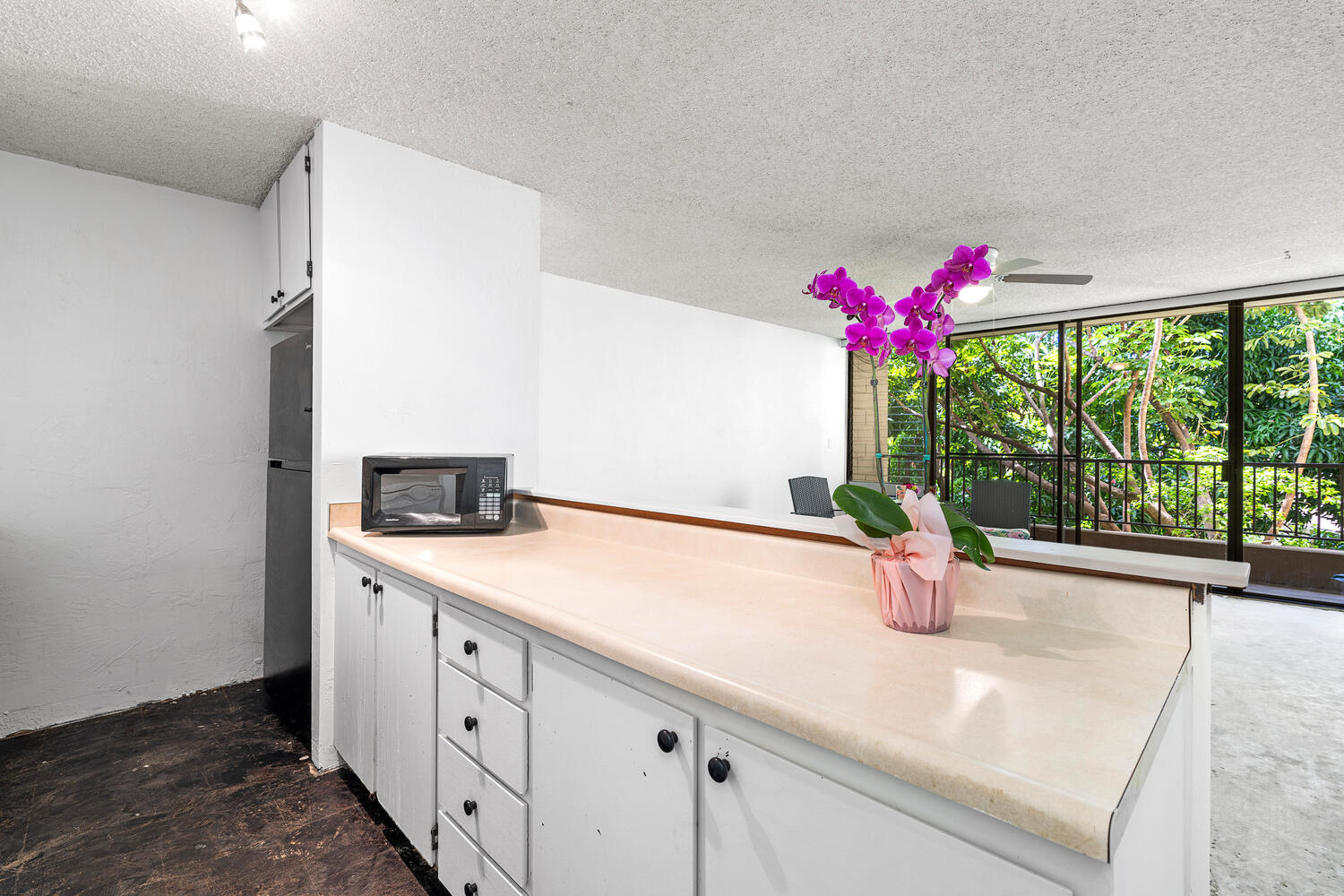 75-5681 KUAKINI HWY 215