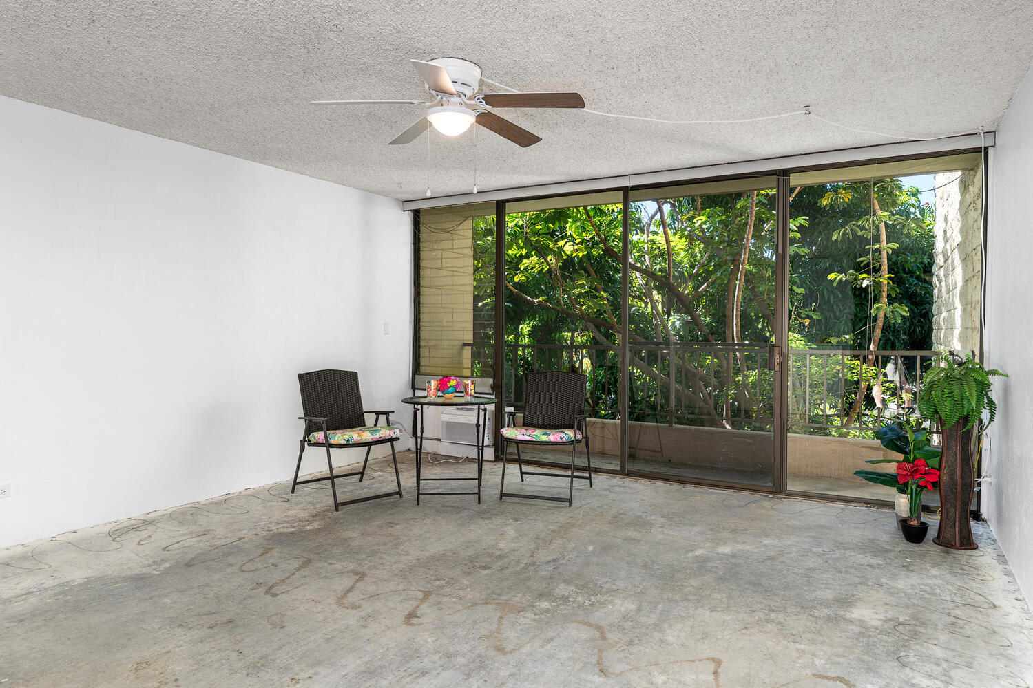 75-5681 KUAKINI HWY 215