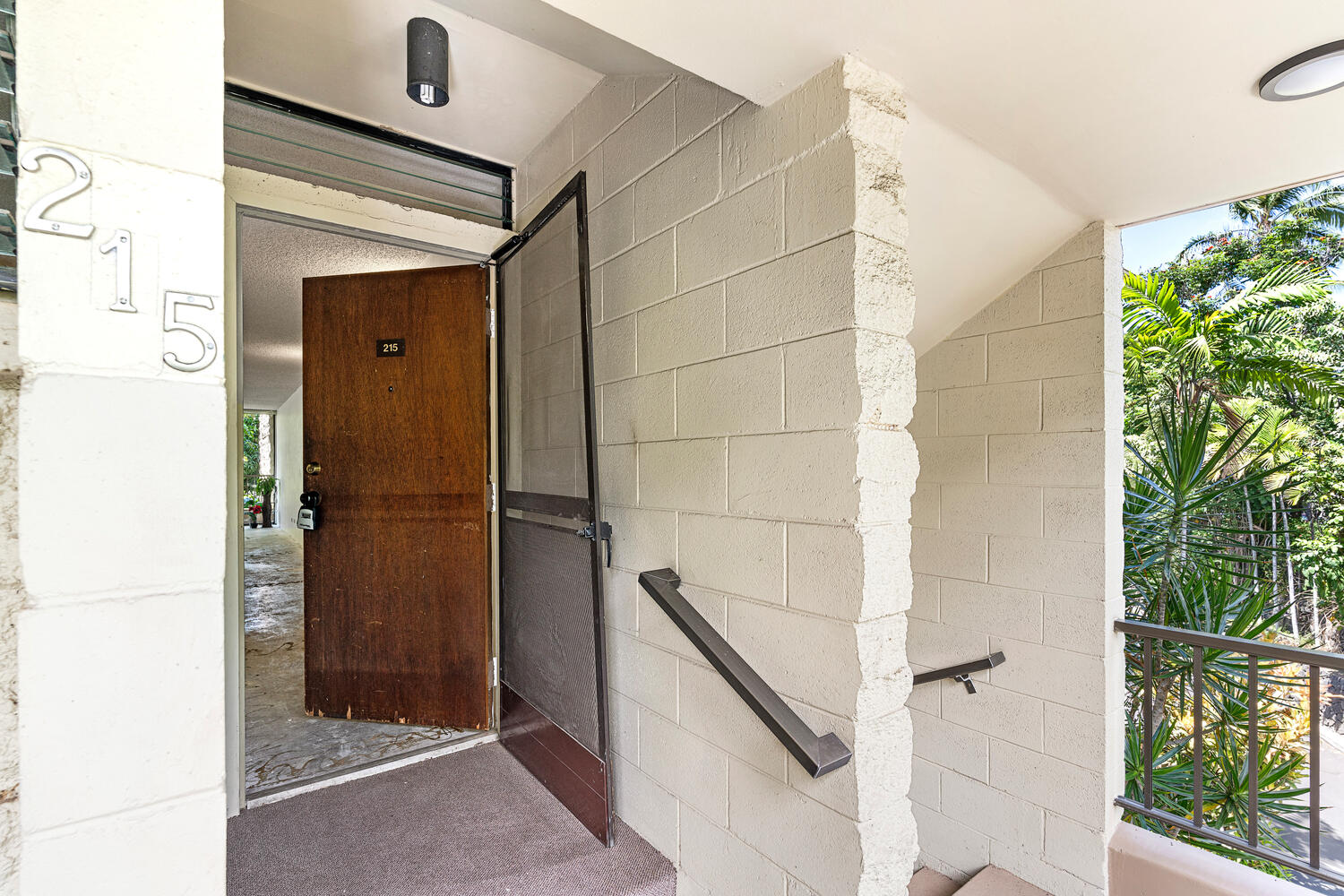 75-5681 KUAKINI HWY 215