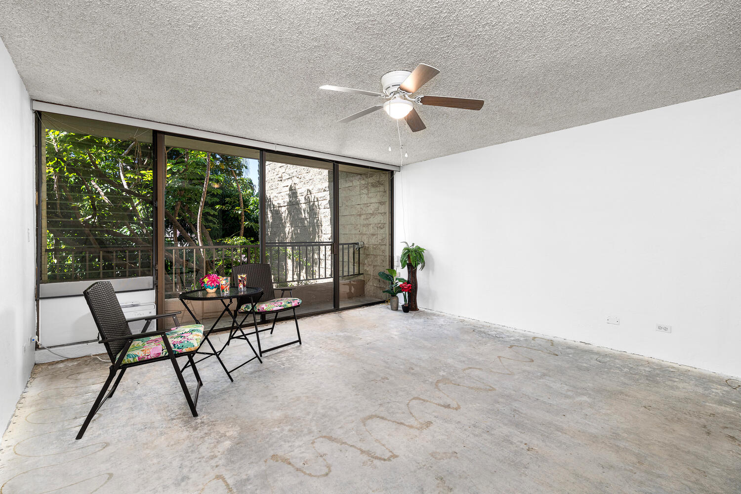 75-5681 KUAKINI HWY 215