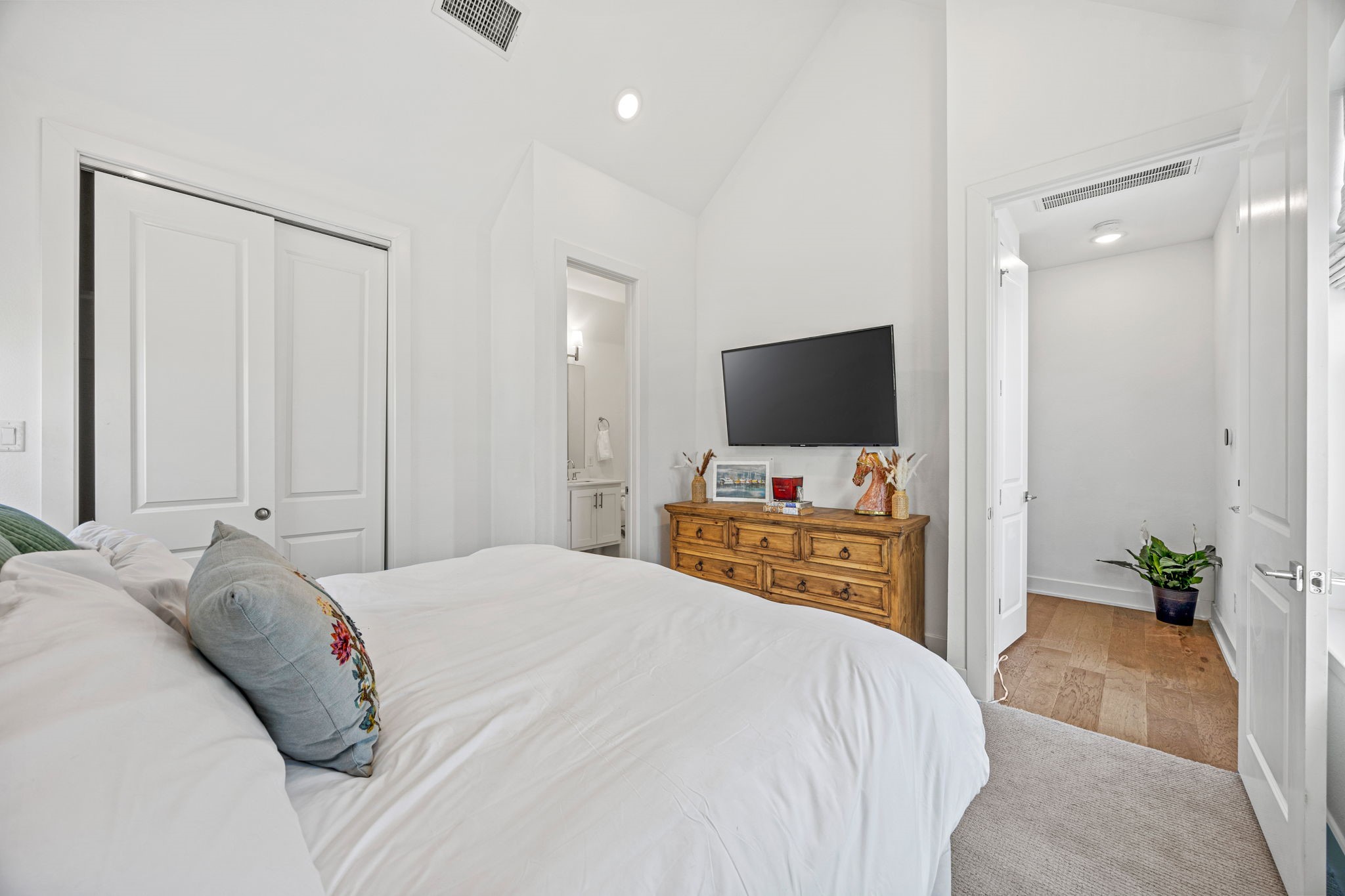 107 E Chester Court
