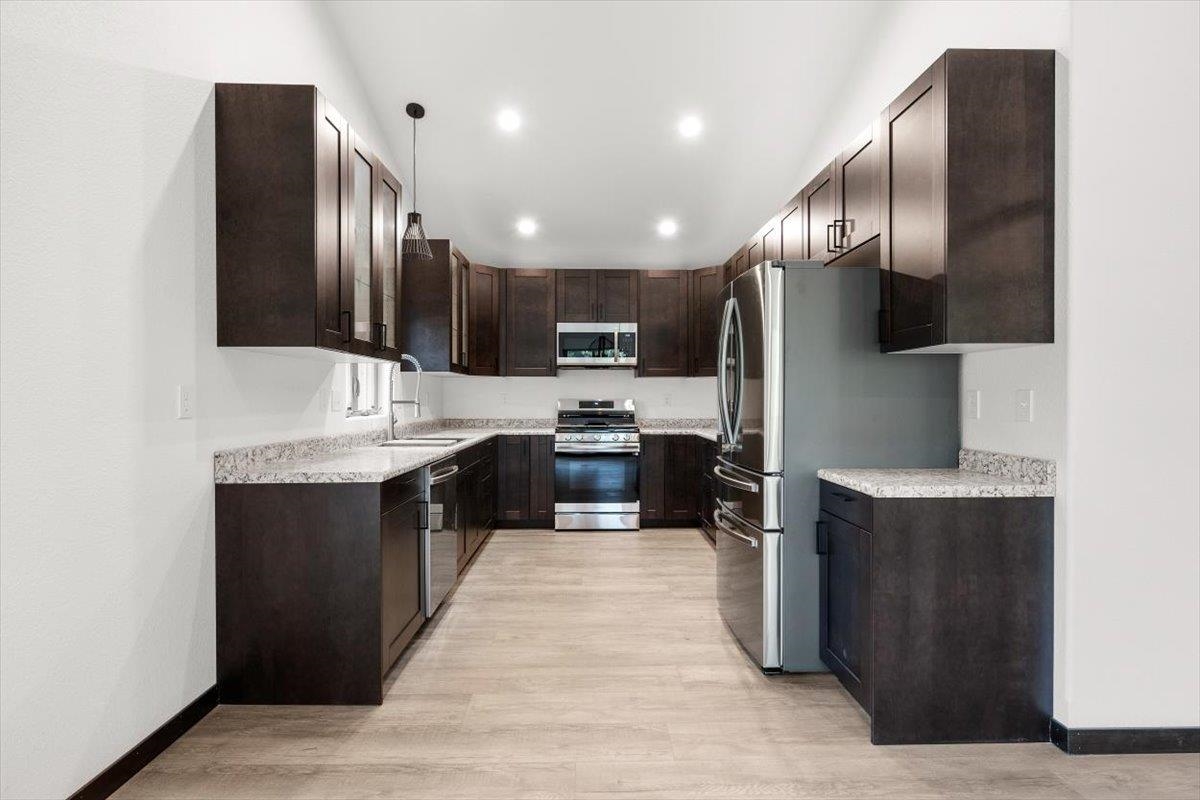 21007 Alix Cir
