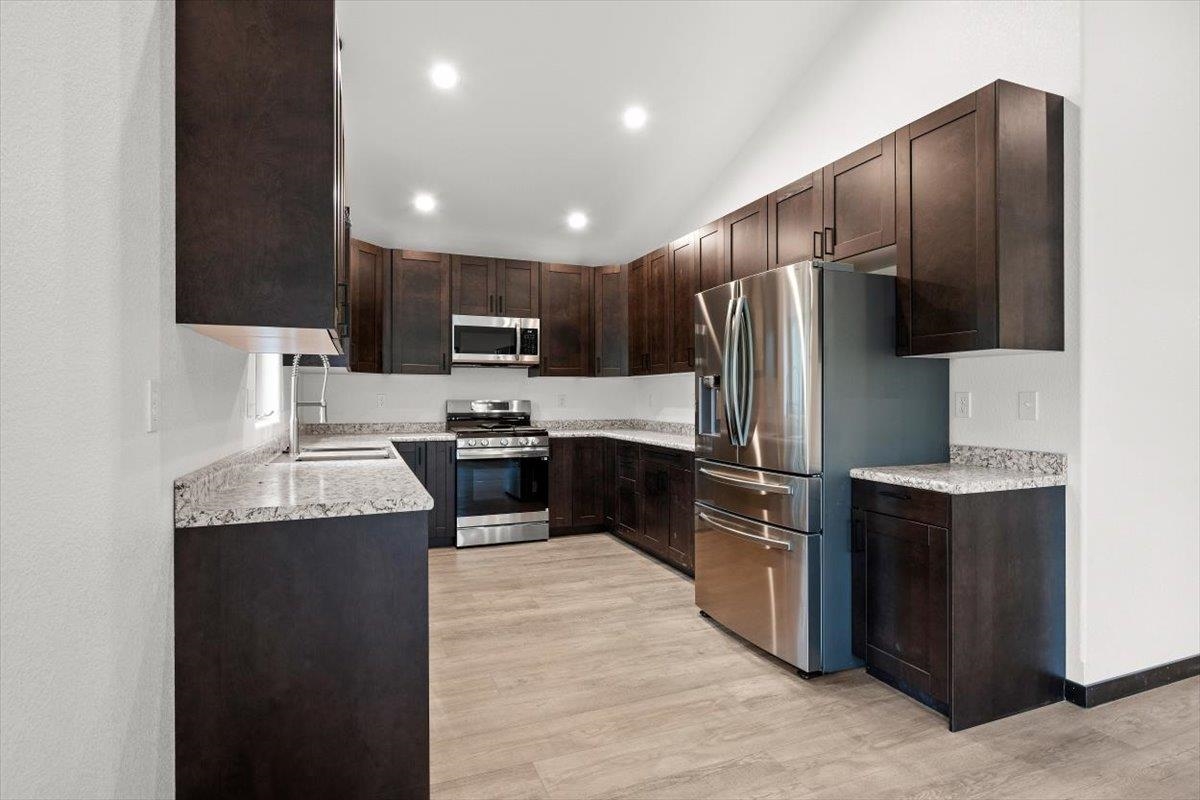 21007 Alix Cir
